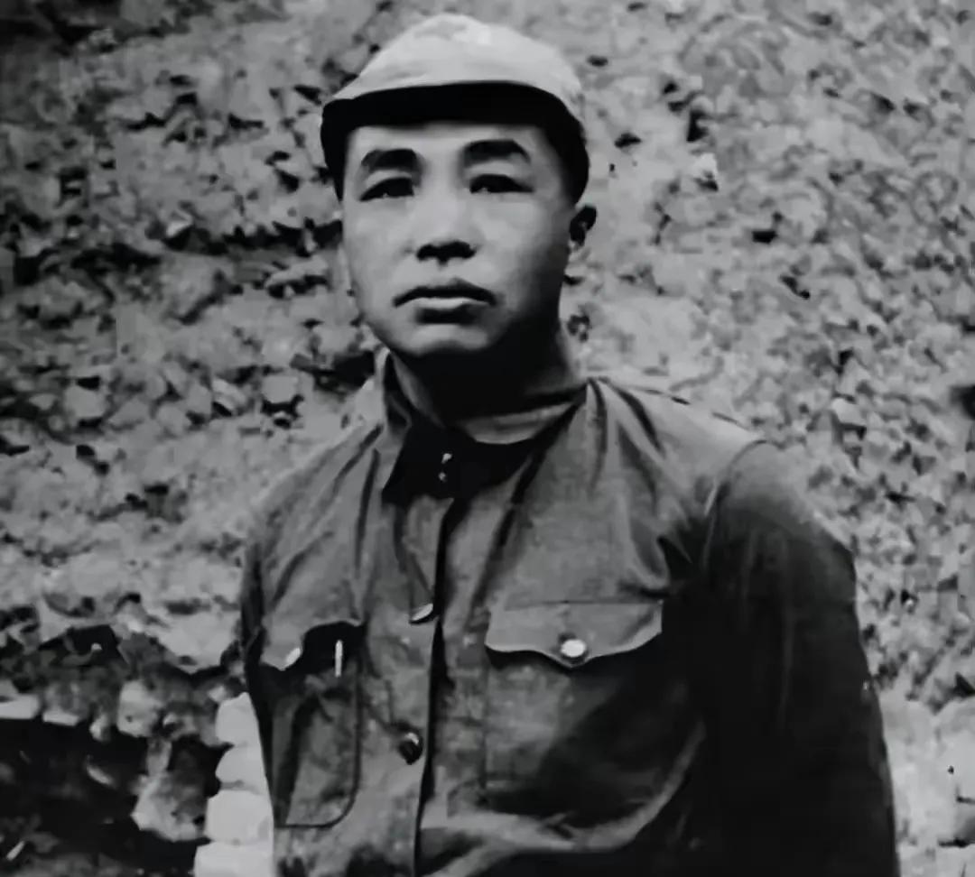 1933年7月，江西宁都与宜黄交界处，红军战士认出了对面国民党军队中的一个身影，
