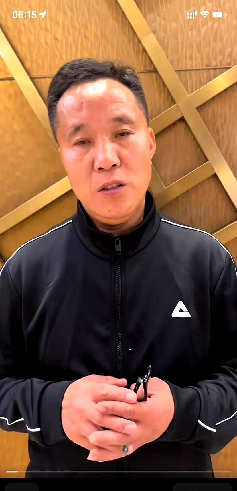 杜小华接电话引乌龙











杜小华在新店开业剪彩时接到电话，网友纷