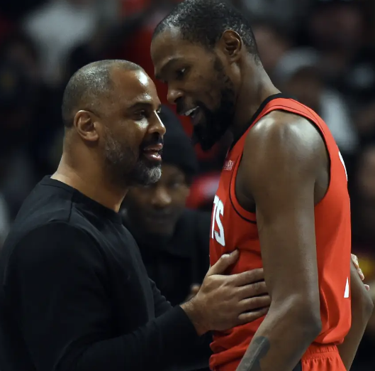 我就问你杜兰特的防守好不好？
没人会喷杜兰特的防守，一对一防守还是很稳健