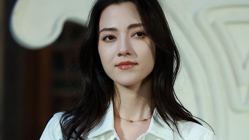 霍启山娜然欧洲过年被偶遇，她和霍家儿媳说说笑笑，曝霍震霆也在