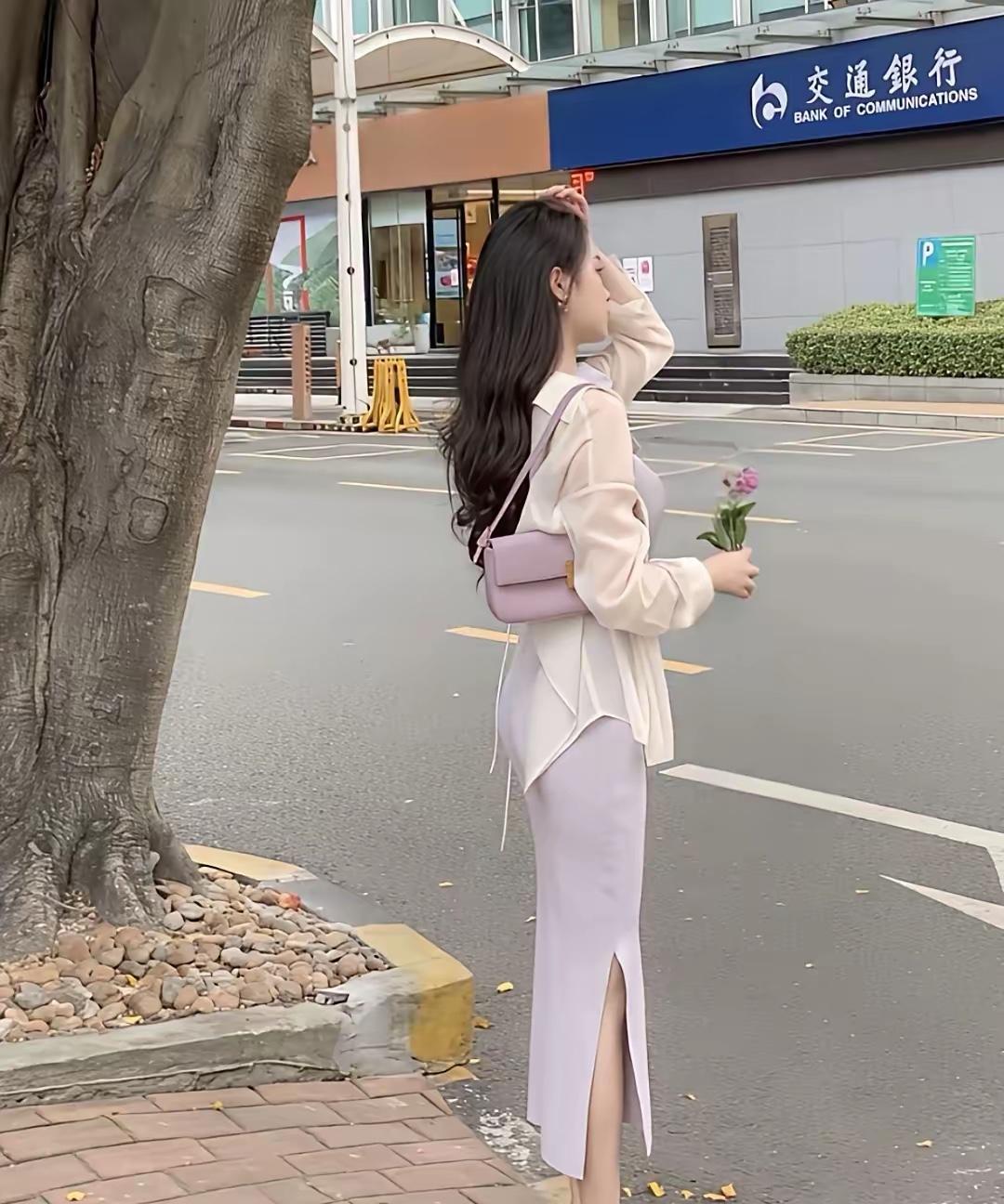 优雅漫步在城市街头，手捧鲜花，享受美好时光。