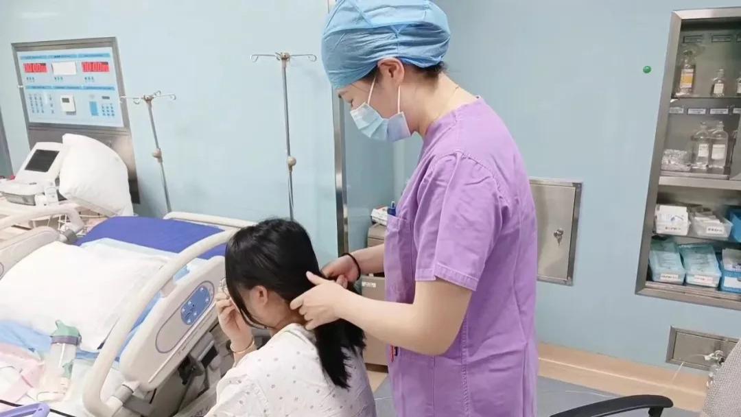 产房空了，产科医生坦言，从一晚上接生八个，变成现在一个也没有
