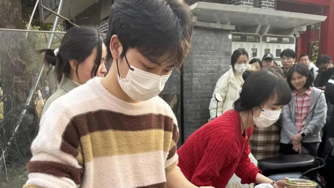 人间清醒还是 教育的悲哀？“我想换个方式生活”，985研究生退学摆摊日入700元