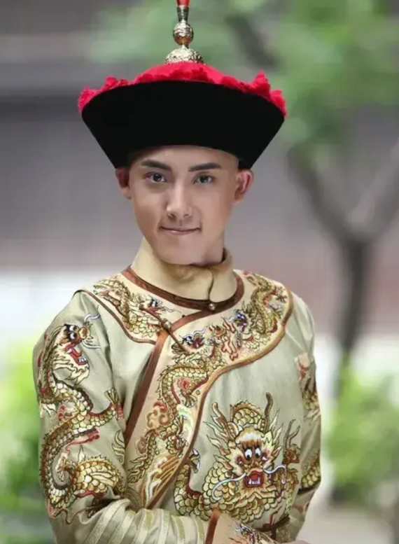 保泰的父亲是康熙的哥哥福全

在福全去世之后，保泰继承了王爵，但是保泰却和八阿哥