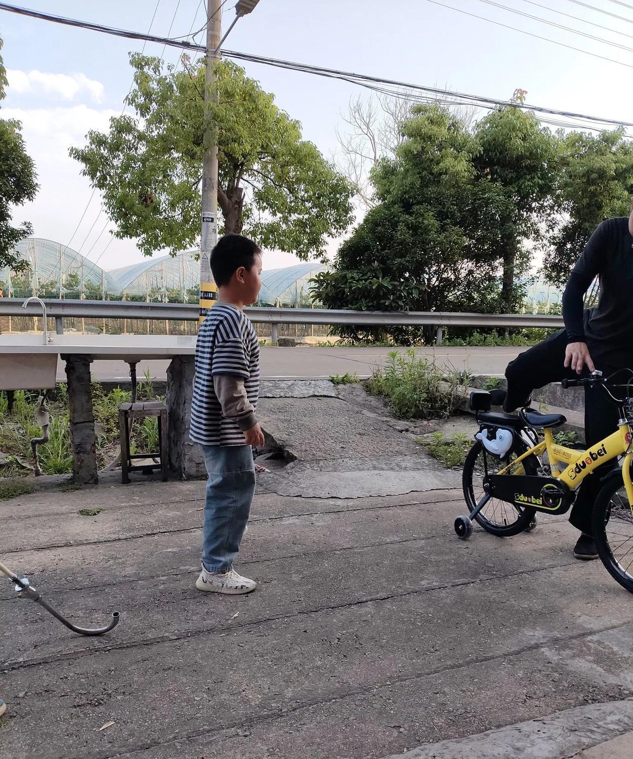 儿子说老师下午没有给他吃点心，我问他为什么没有给，他说老师说六一儿童节不表演节目