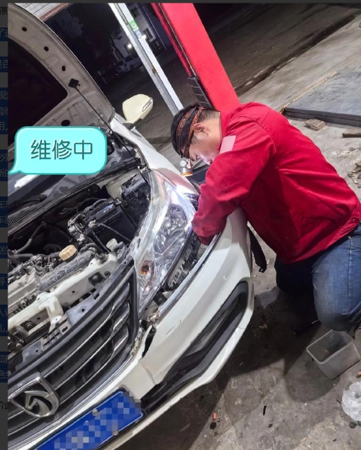山东济南，男子开车出门时不幸发生车祸，之后男子花500元找了个拖车，将车拉去维修