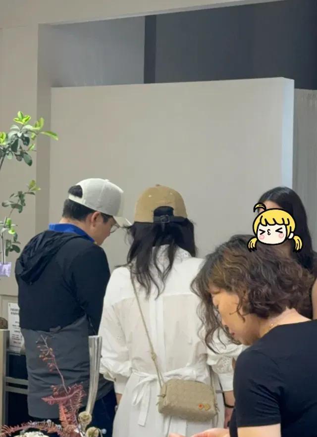 霍启刚雨天陪老婆逛街被偶遇！网友：原来豪门夫妻也这么‘普通’？ 
谁能想到，身家