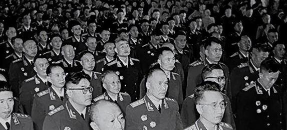 1955年，袁也烈被授少将军衔，他曾是粟裕等人的上级，在军中资历很深，他曾经的警
