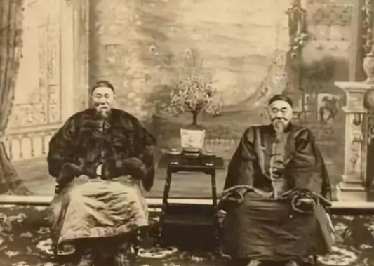 1864年，曾国藩两江总督，浑身长满牛皮癣，天下名医排着队给他看牛皮癣，最后也没