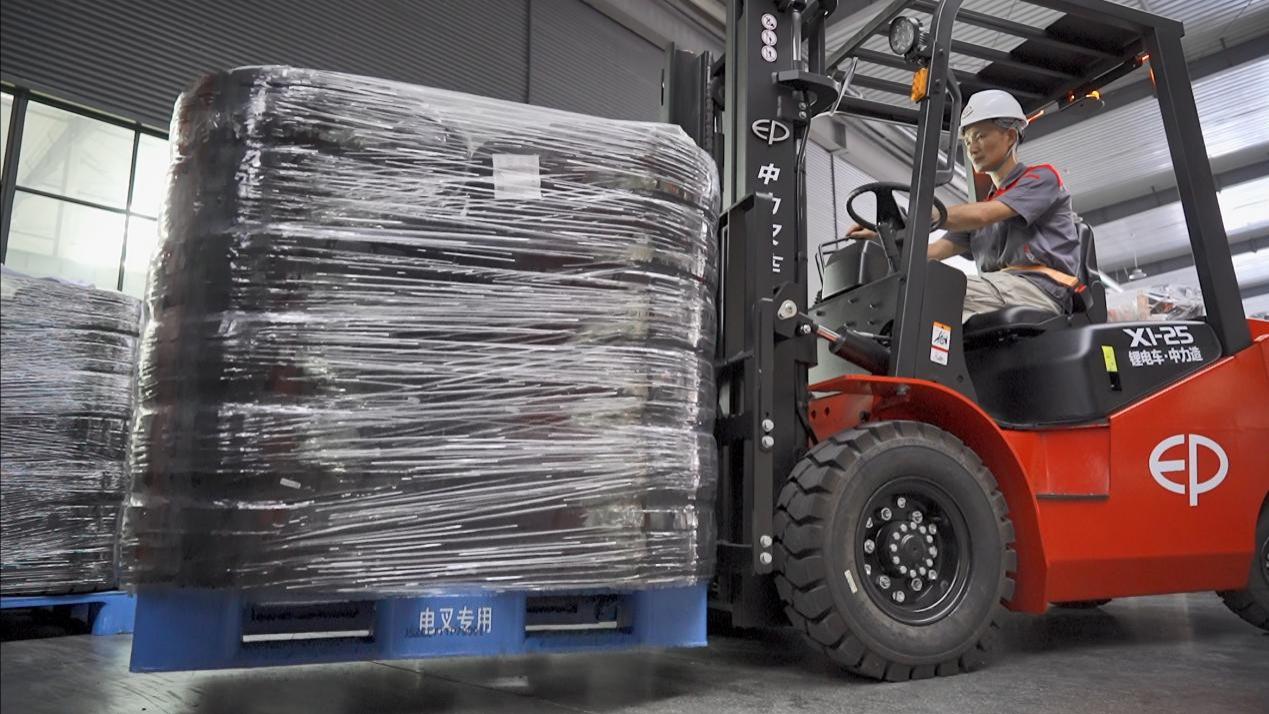 ​叉车轮胎选充气还是实心？这个细节可能影响你50%工作效率！