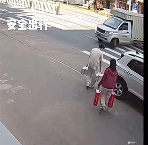 胆子真大啊，居然敢把车停在马路中间装东西，是觉得别人不敢撞你吗？
别人不敢撞你，