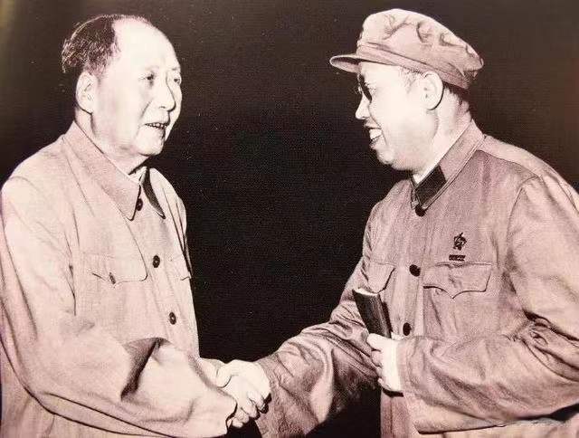 李作鹏在狱中反映吃得不好，没有肉，导致自己体重下降。毛主席知道后，指示说，他有资