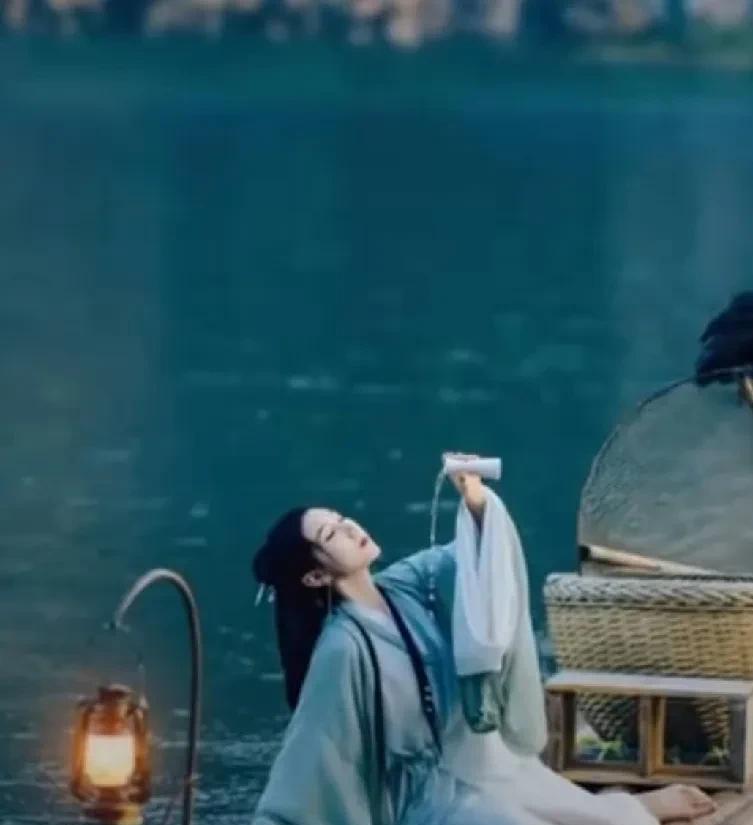 今天看到了杨校长家的二姑娘，当年的丑小鸭如今已是亭亭玉立，气质卓然的女强人。
仍