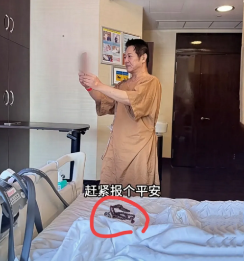 李连杰还是想不明白，
做完手术他的手上都戴着佛珠
身上穿的也不是病号服，而是僧人