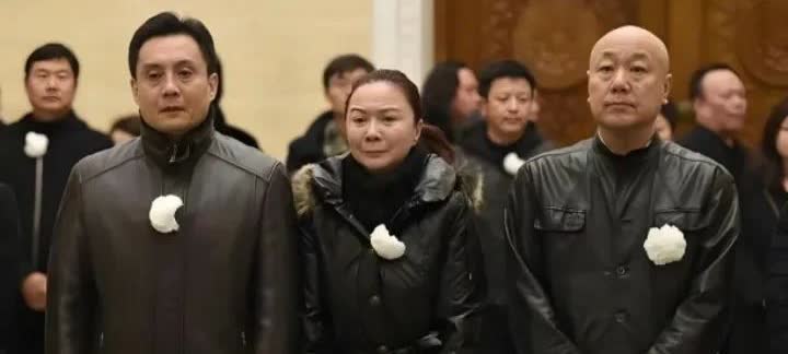 2016年，演员蔡明、王伯昭等参加老戏骨葛存壮的葬礼时的一幕，蔡明强忍悲痛差点哭