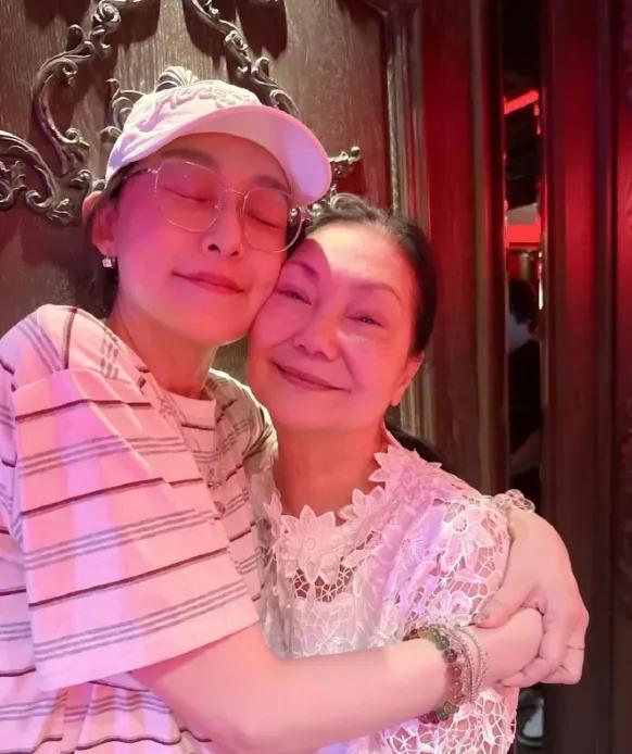 范玮琪和s妈抱团取暖，结果却被大家群嘲：范范你真的把徐妈当亲妈妈吗？是真金白银能