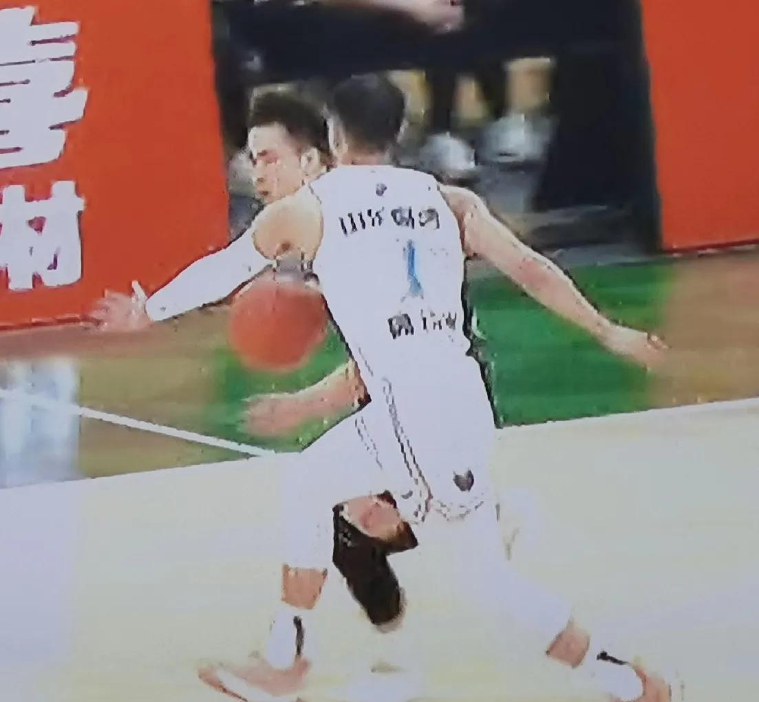 高诗岩玩不过赵继伟，可他偏偏硬要跟赵继伟玩，结果只能是尴尬。看下面这组图，赵继伟