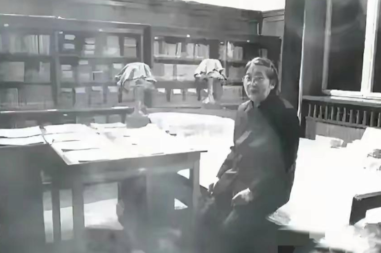 李敏八十多岁重返韶山冲故居，于毛主席生前睡过的床前留下珍贵合影。这张床，一半堆满