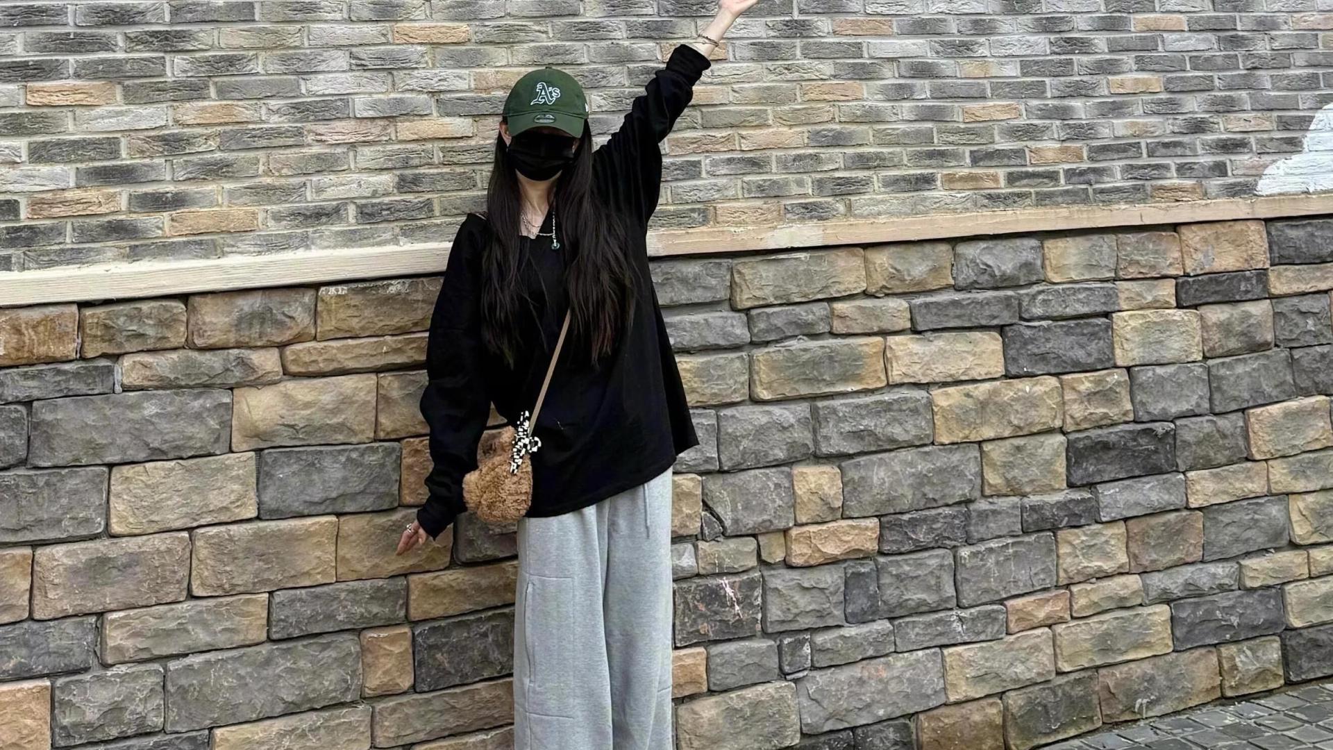 杨幂去长白山天池旅行，她骑木马很可爱，在海南拍戏的她想家了