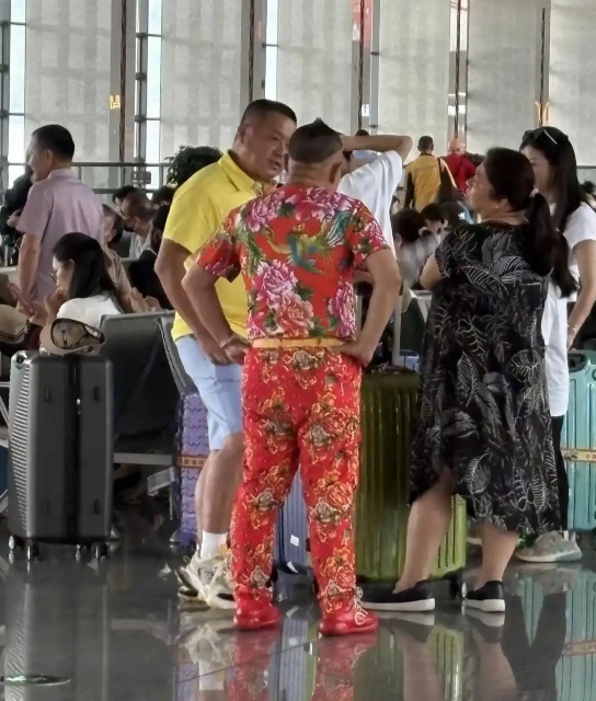 不懂这身穿衣打扮是什么心态？