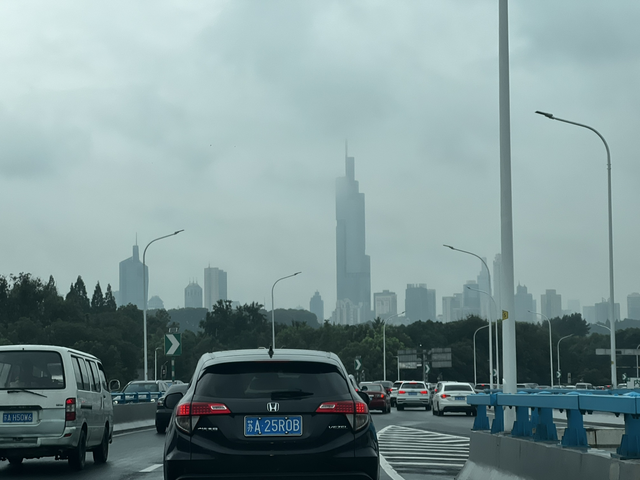 一年4万公里特斯拉续航分享
充满电续航显示424 （在线客服回复电池寿命98%）