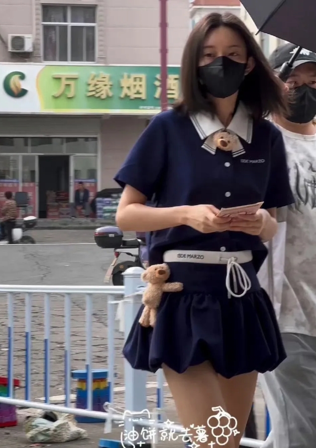 我的天呐！这是巧合吗？？？昀牵孟绕来糖了！
昨天李昀锐录制《奔跑吧》穿的什么衣服
