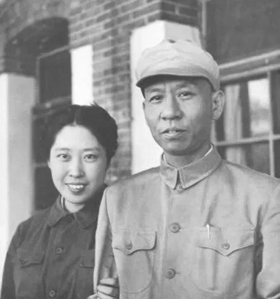 这是上世纪50年代，刘少奇与夫人王光美女士的一张珍贵留影。
照片中，刘少奇温文儒