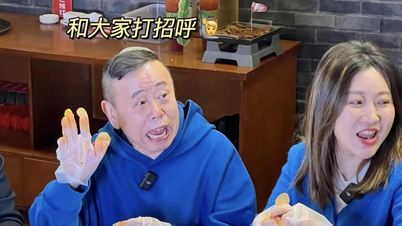 67岁潘长江重庆吃虾，辣出表情包