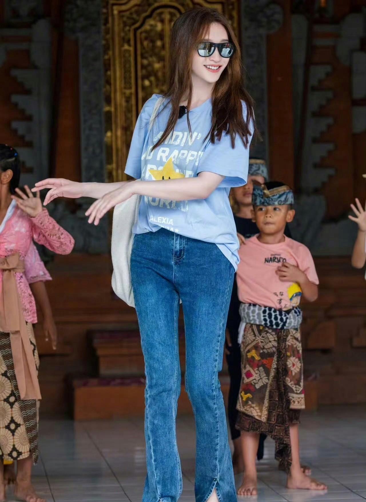 李小冉，168cm，在异国街头，与当地孩子共舞，感受文化的碰撞与融合。