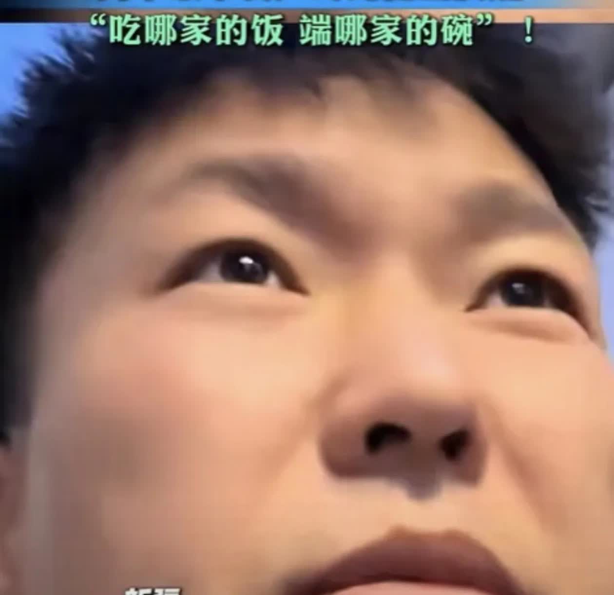 新疆，男子坐5个小时飞机，飞机上放的竟然都是外国人视频，他站起来看了一圈发现外国