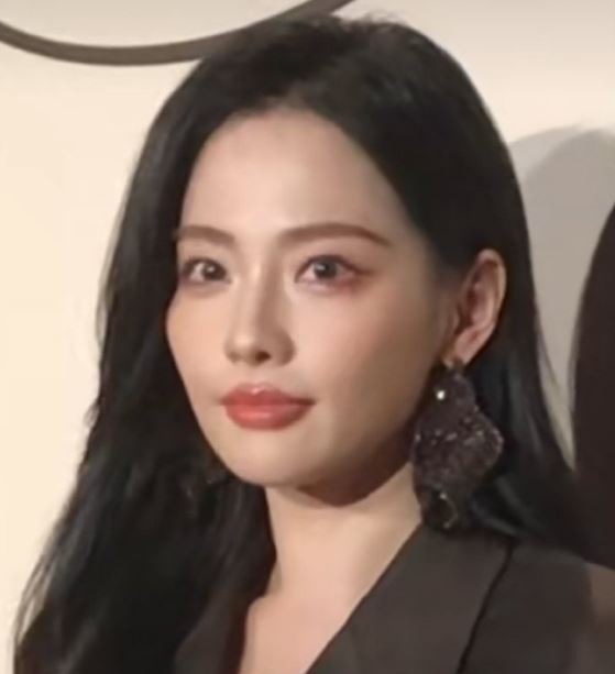 什么情况？张嘉倪正式复出了！
有网友在网上晒出某活动视频，视频中能看到最近大热的