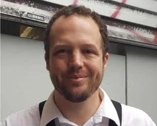 丹尼尔·萨文斯是一位澳大利亚调酒师，他发现了一个漏洞，可以让他从自动取款机中提取