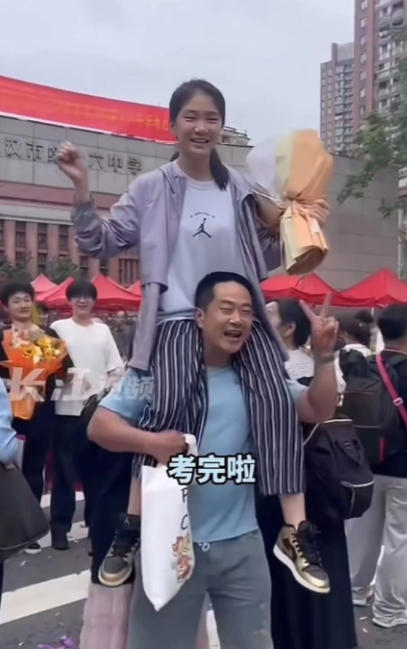 吵翻了！武汉，女儿高考结束，爸爸情绪激动的把女儿扛在肩头欢呼！可这么一个庆祝的动