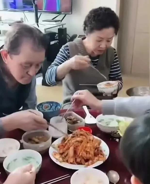 有网友说一中国女孩嫁到韩国晚饭6个人吃一个泡菜，有图有真相。
这女孩毫无怨言，六