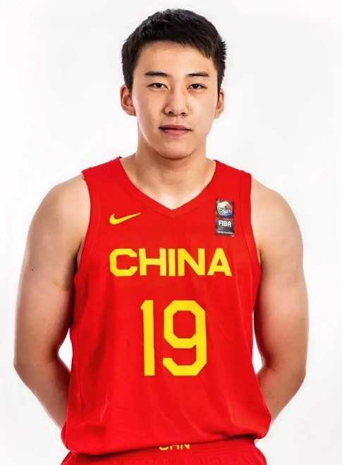 只有大胆启用新人中国篮球才有未来！中国男篮最亮眼的，不是投中3记三分的程帅澎，也