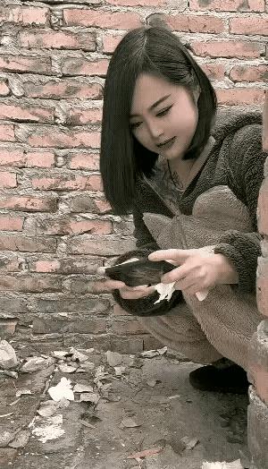 《瘾大》
美女手机瘾太大，
上个厕所不放下。
全神贯注屏幕刷，
…………？
抛砖