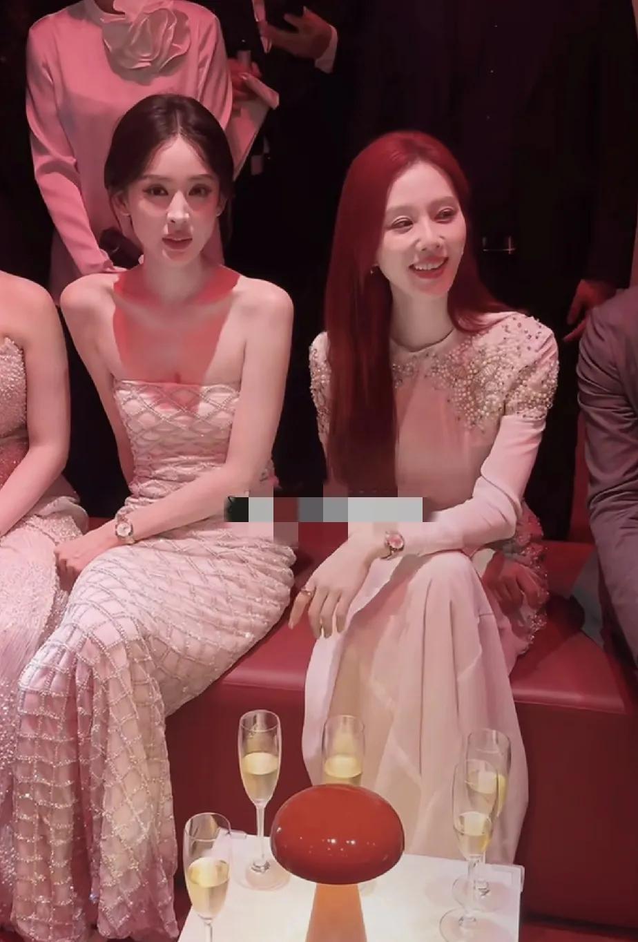 娜扎的美有一种神性，
谁和娜扎一块好像都没那么自信了。