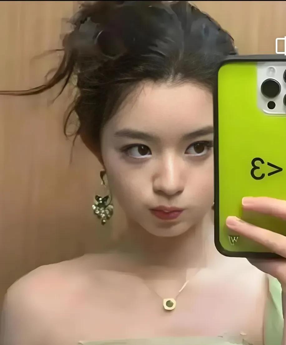 黄杨钿甜真的很无辜，一个小女孩遭遇这么严重的网暴内心一定很难受，要知道她今年才1