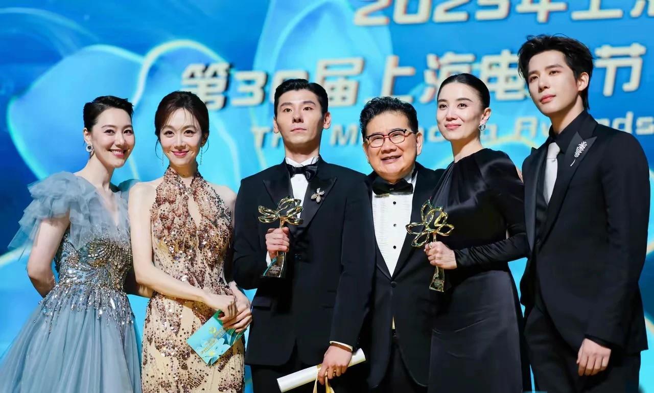 这次白玉兰奖的主持阵容，演员姜妍的主持风格松弛有度，太自然了，比很多的专业主持人