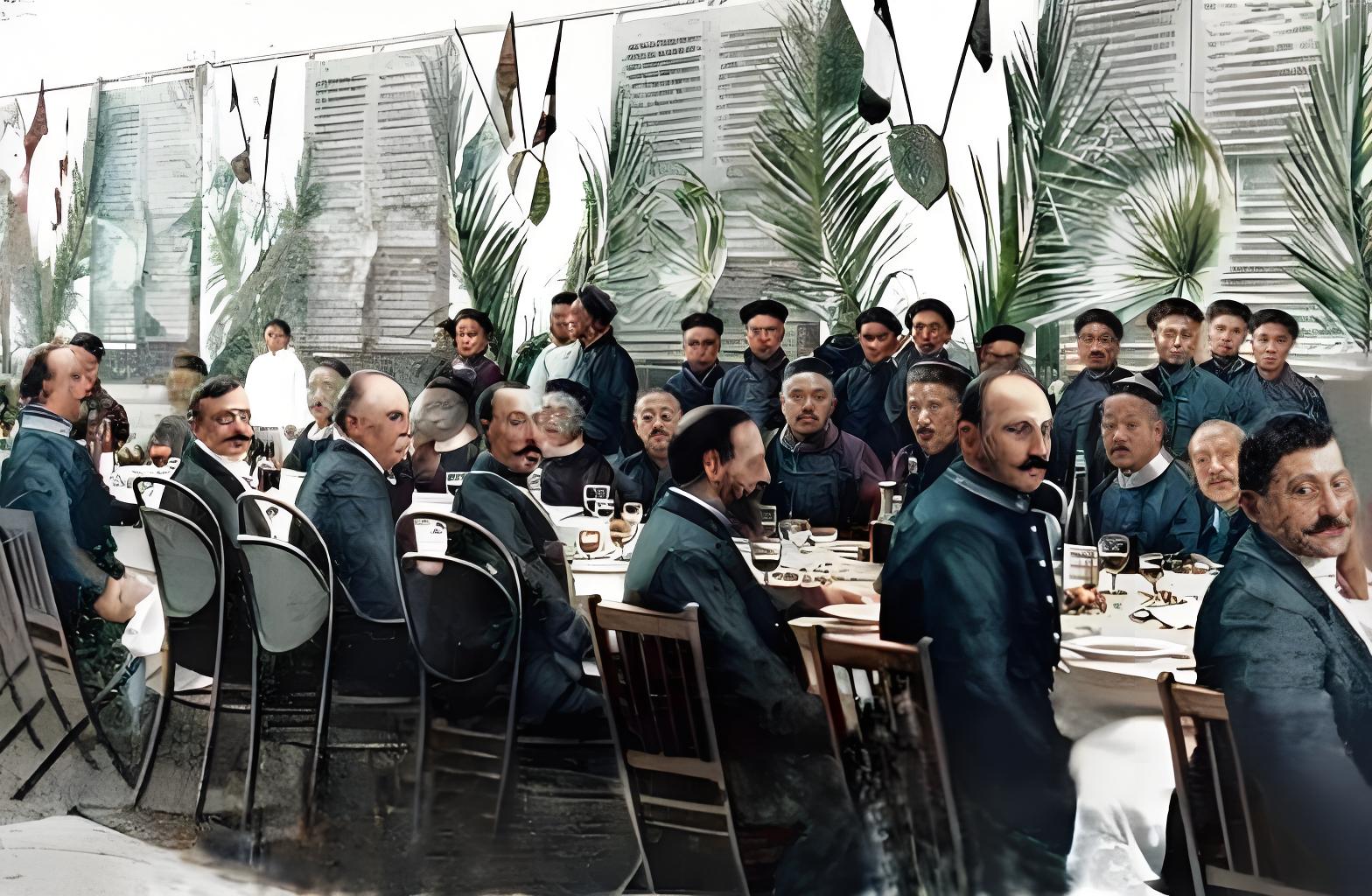这张照片定格的是1910年滇越铁路通车典礼的宴会场景。席间，中法官员、殖民代表比