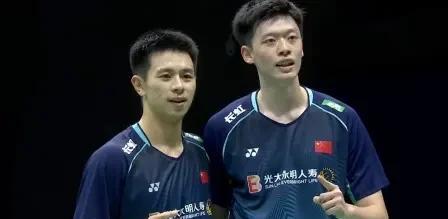2025年世界羽毛球锦标赛，男双1/4赛陈柏阳/刘毅21-15，21-14战胜李