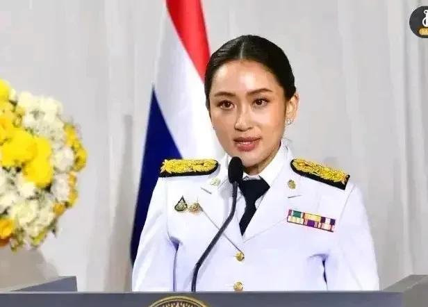 8月29日，泰国宪法法院裁定违宪，佩通坦被正式解除总理职务，他信家族又一总理下台