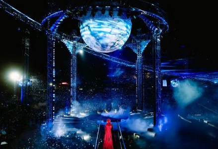 华晨宇老派爱人，海口演唱会的夜空被烟花点亮，3000架无人机化作玫瑰绽放，华晨宇