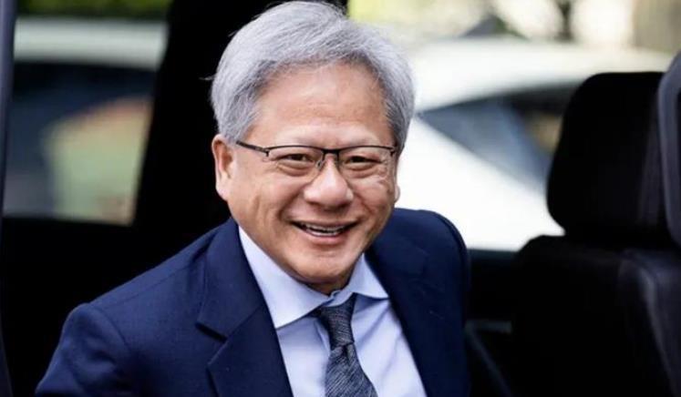 美国人黄仁勋：中国人在美国受教育，却弃美返华，这是美国的巨大损失。
15日，芯片