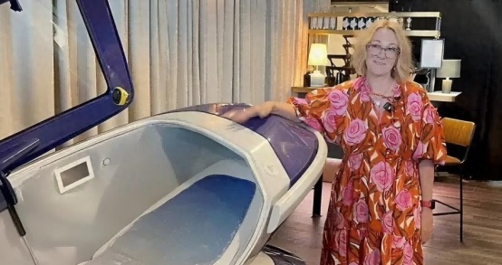 “安乐死是巨大骗局？”



瑞士提供的安乐死服务，据说患者只需躺在自杀舱里，按