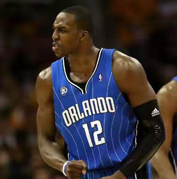 有人问：“霍华德配进NBA名人堂吗？”
这个问题，还真是有点不好说。
这些年，霍