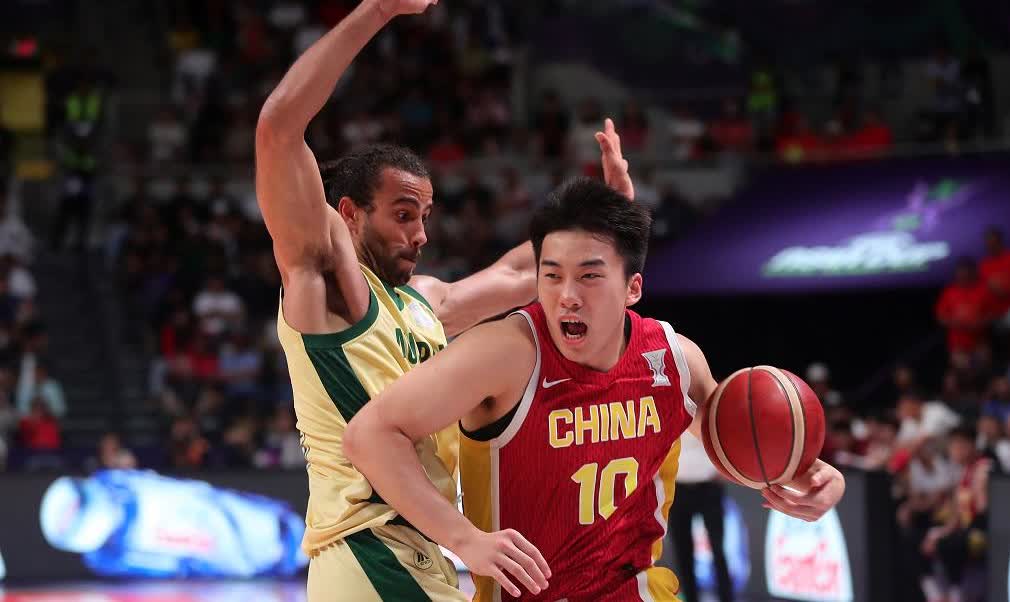 王俊杰返回美国还要上课

18日，中国男篮已经启程回国。在抵达海口后，中国男