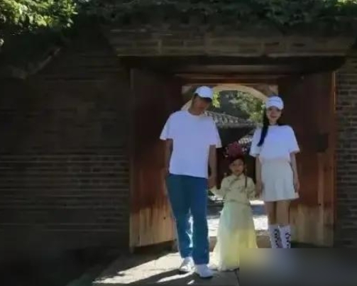被甜馨的懂事戳到了！最近李小璐贾乃亮晒三人视频，网友疯狂劝复合，结果13岁的甜馨