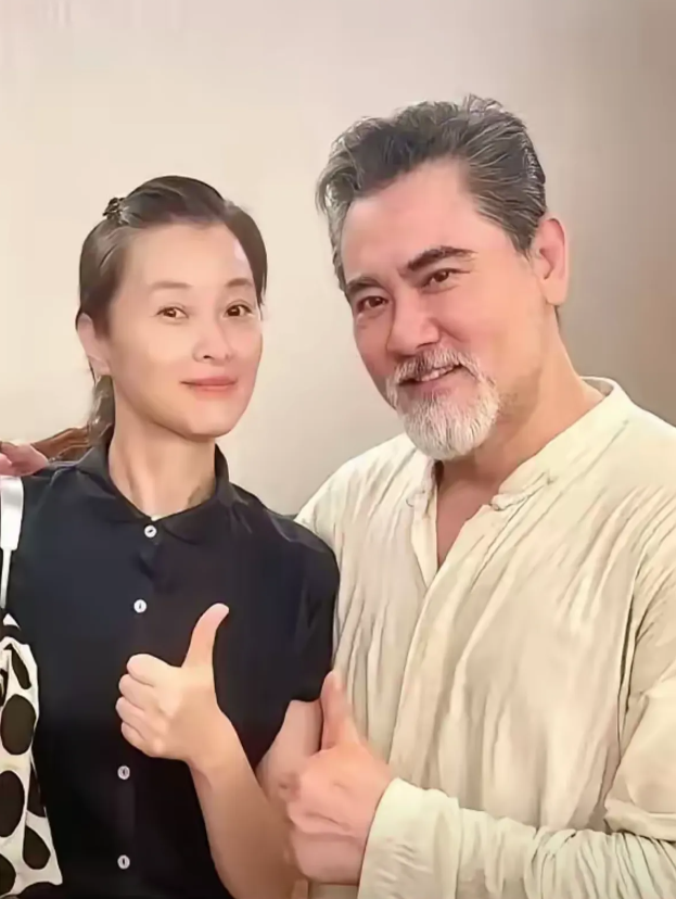吴越旁边的帅哥是谁，很有气质！就是看着年龄有点大！