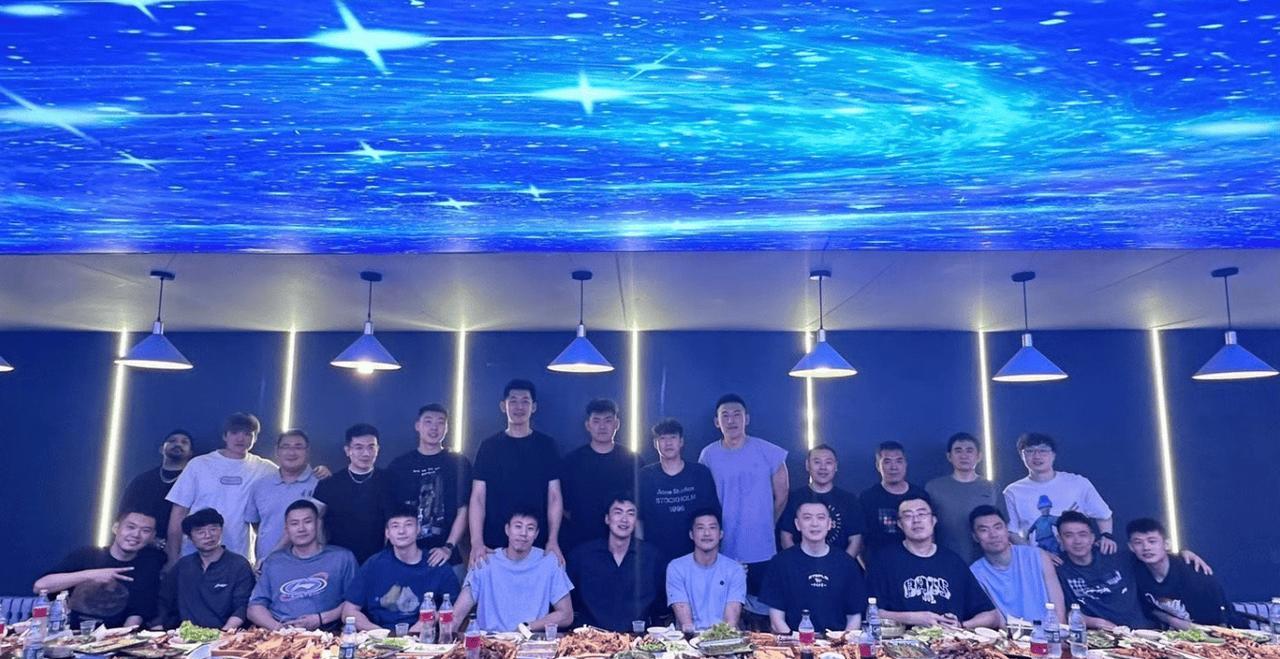 辽宁大合影，再见很多都是对手，送别张镇麟，刘雁宇和赵率周
辽宁大合影，球员互相送